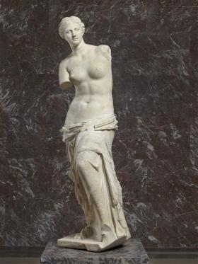 Aphrodite dite "Venus de Milo", vers 100 av. J.-C. Paris, Musée du Louvre.  (Source Image : rmn.fr)